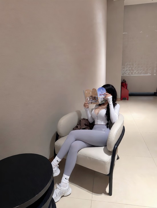 Cô gái công sở gây bão mạng với những màn check-in phòng gym khoe dáng thần sầu- Ảnh 2.