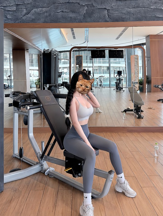 Cô gái công sở gây bão mạng với những màn check-in phòng gym khoe dáng thần sầu- Ảnh 5.