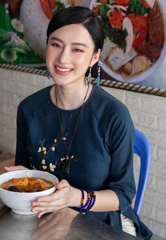 Tiểu minh tinh ai cũng săn đón một thời giờ livestream bán hàng mưu sinh- Ảnh 3.