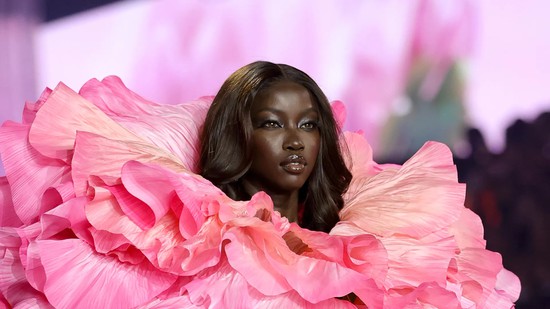 Cả thế giới đang choáng ngợp trước thiên thần Victoria's Secret này: "Viên ngọc đen" đẹp như AI lập trình, đổi đời ngoạn mục nhờ 1 bức ảnh - Ảnh 3.