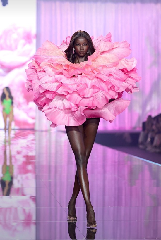 Cả thế giới đang choáng ngợp trước thiên thần Victoria's Secret này: "Viên ngọc đen" đẹp như AI lập trình, đổi đời ngoạn mục nhờ 1 bức ảnh - Ảnh 4.