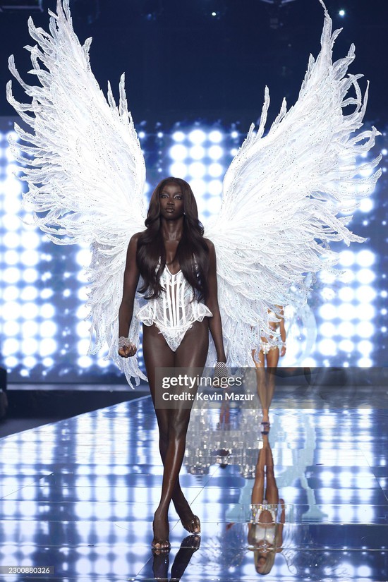 Cả thế giới đang choáng ngợp trước thiên thần Victoria's Secret này: "Viên ngọc đen" đẹp như AI lập trình, đổi đời ngoạn mục nhờ 1 bức ảnh - Ảnh 2.