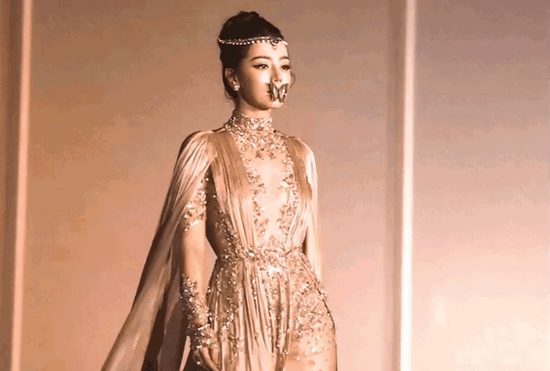 Mọi ống kính đều hướng về Địch Lệ Nhiệt Ba- Ảnh 1.