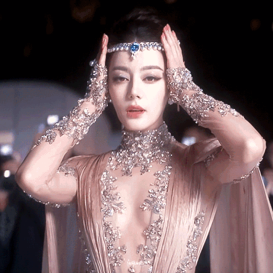 Mọi ống kính đều hướng về Địch Lệ Nhiệt Ba- Ảnh 4.