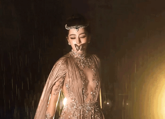 Mọi ống kính đều hướng về Địch Lệ Nhiệt Ba- Ảnh 3.