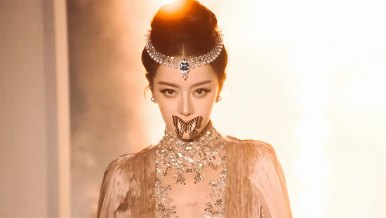 Mọi ống kính đều hướng về Địch Lệ Nhiệt Ba- Ảnh 5.