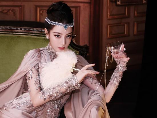 Mọi ống kính đều hướng về Địch Lệ Nhiệt Ba- Ảnh 12.