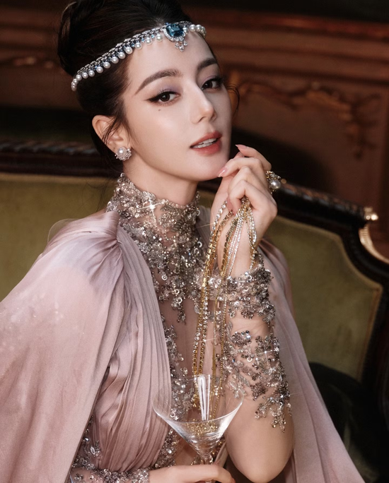 Mọi ống kính đều hướng về Địch Lệ Nhiệt Ba- Ảnh 13.
