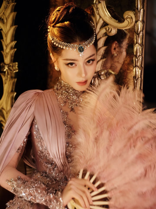 Mọi ống kính đều hướng về Địch Lệ Nhiệt Ba- Ảnh 15.