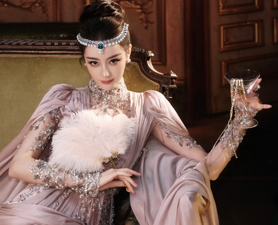Mọi ống kính đều hướng về Địch Lệ Nhiệt Ba- Ảnh 11.