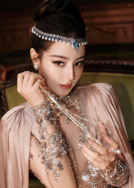 Mọi ống kính đều hướng về Địch Lệ Nhiệt Ba- Ảnh 14.