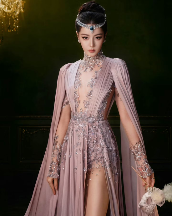 Mọi ống kính đều hướng về Địch Lệ Nhiệt Ba- Ảnh 9.