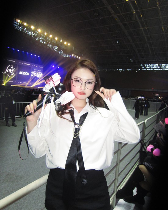 Danh tính "cô dâu concert" gây sốt tại show BIGBANG: Không phải lần đầu diện váy cưới đi đu thần tượng- Ảnh 13.