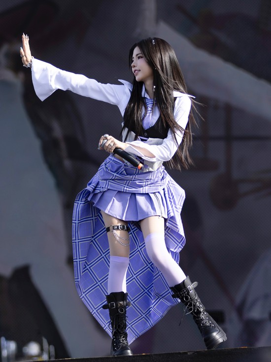 Không phải ở giải đấu, ngắm Mai Dora vừa lạ vừa quen trên sàn diễn idol- Ảnh 4.