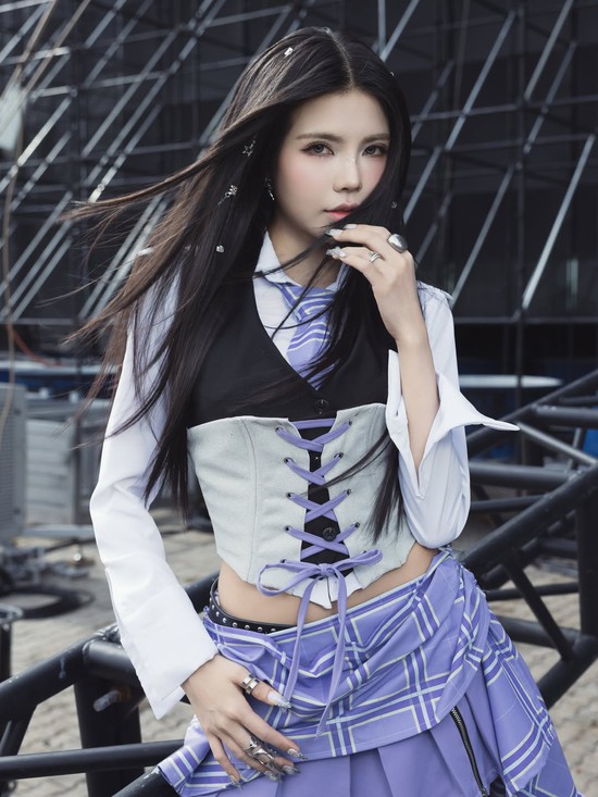 Không phải ở giải đấu, ngắm Mai Dora vừa lạ vừa quen trên sàn diễn idol- Ảnh 14.