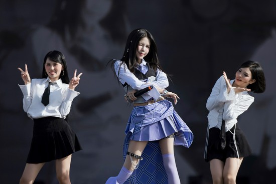 Không phải ở giải đấu, ngắm Mai Dora vừa lạ vừa quen trên sàn diễn idol- Ảnh 13.
