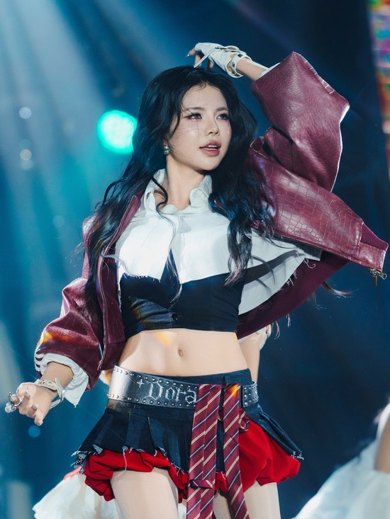 Không phải ở giải đấu, ngắm Mai Dora vừa lạ vừa quen trên sàn diễn idol- Ảnh 11.