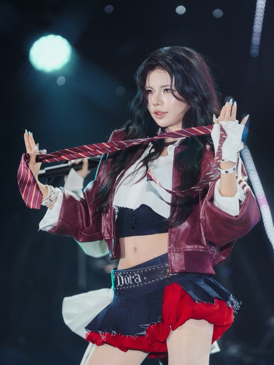 Không phải ở giải đấu, ngắm Mai Dora vừa lạ vừa quen trên sàn diễn idol- Ảnh 9.