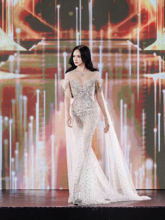 Sốc visual với MC Khánh Vy ở chung kết Miss Universe Vietnam: "Giống Hoa hậu hơn cả Hoa hậu"- Ảnh 3.