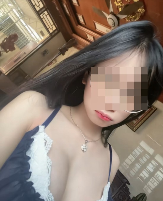 C.G tiếp tục "tạo sóng", livestream bất chấp bị bố mẹ phản ứng gắt, níu chân vạn mắt xem- Ảnh 2.