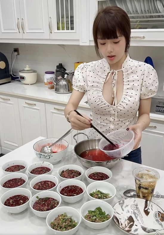 Cô giáo Hương trổ tài đứng bếp làm món khoái khẩu, clip nhận bão tương tác, fan tấm tắc "giỏi hết phần thiên hạ"- Ảnh 1.