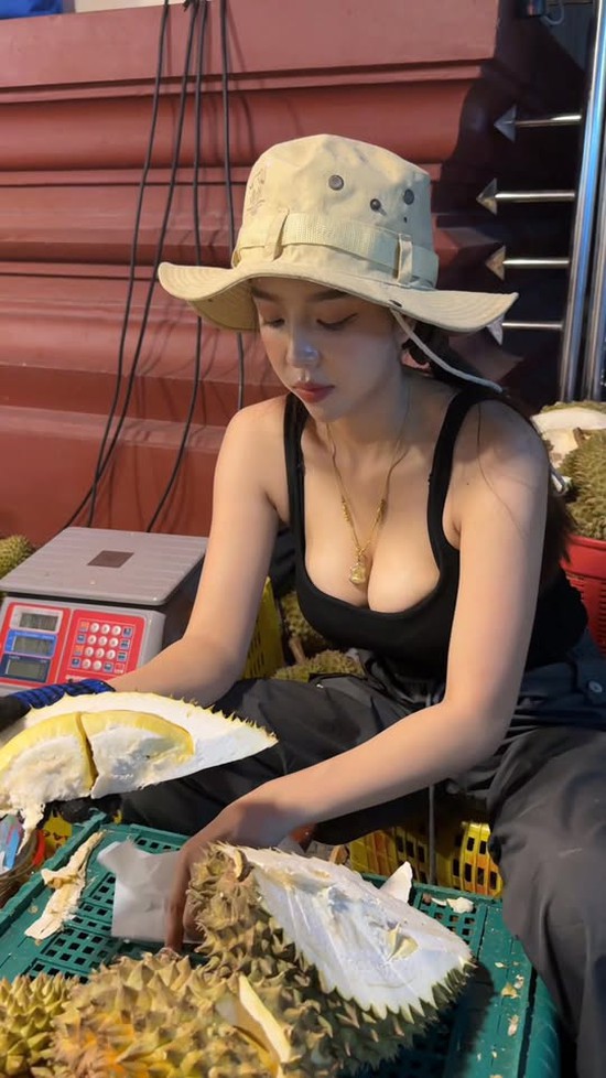 Ngồi bán sầu riêng nhưng có vóc dáng như hoa hậu, hot girl bất ngờ trở thành tâm điểm chú ý- Ảnh 3.