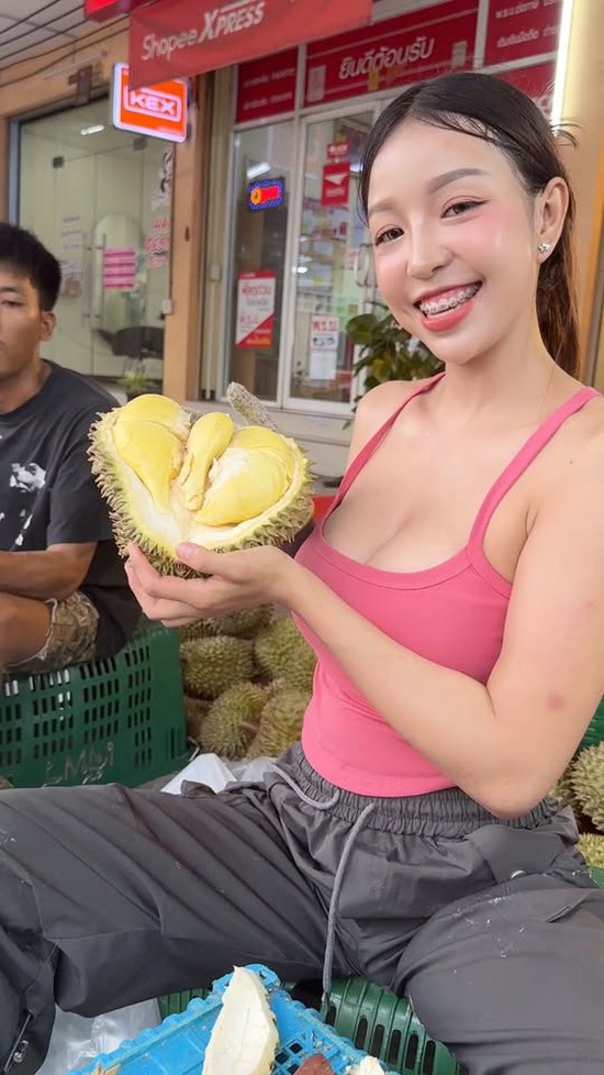 Ngồi bán sầu riêng nhưng có vóc dáng như hoa hậu, hot girl bất ngờ trở thành tâm điểm chú ý- Ảnh 1.