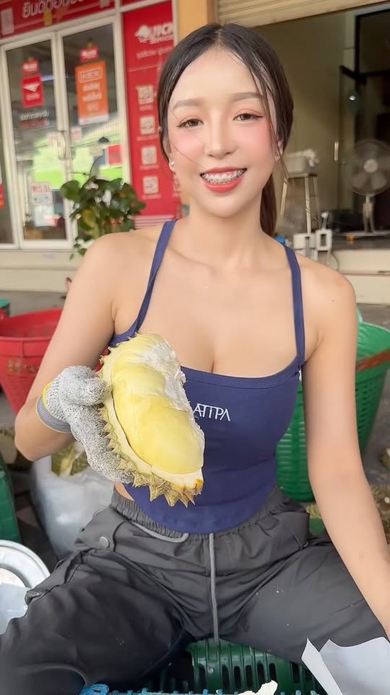 Ngồi bán sầu riêng nhưng có vóc dáng như hoa hậu, hot girl bất ngờ trở thành tâm điểm chú ý- Ảnh 2.