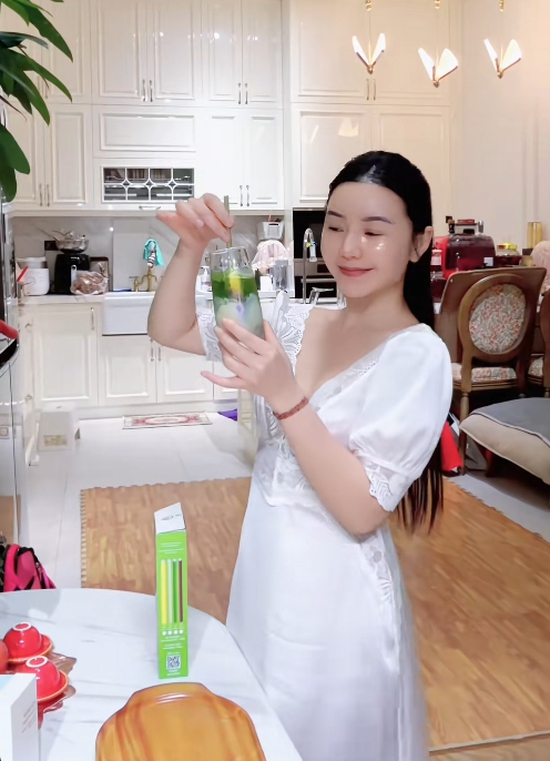 U40, Quỳnh Kool vẫn khiến CĐM ngưỡng mộ, quay vlog daily life đầy điệu đà, sang chảnh như công chúa- Ảnh 3.