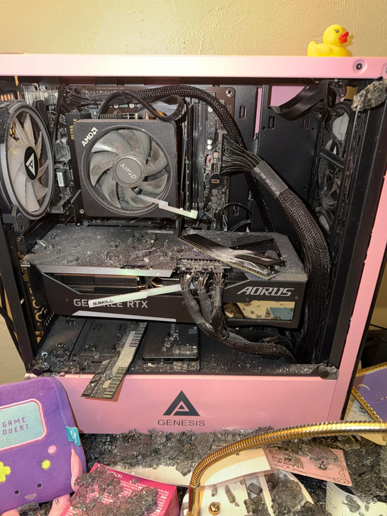 Nam game thủ may mắn nhất năm, được PC "đỡ đạn" theo đúng nghĩa đen, thoát cửa tử trong gang tấc - Ảnh 1.