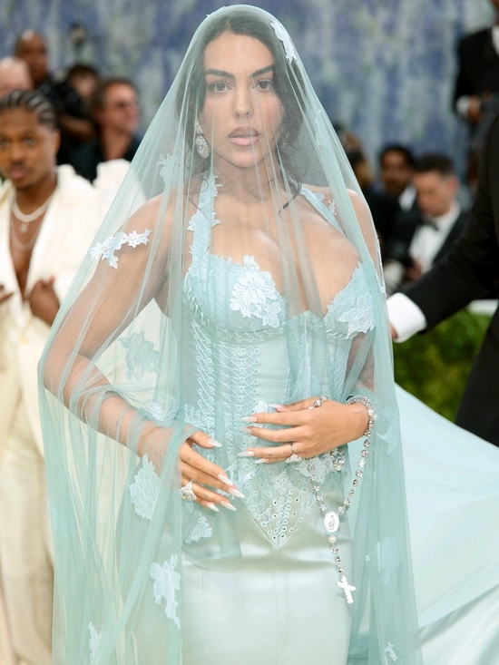 Cách Georgina Rodriguez biến danh xưng "bạn gái CR7" thành thương hiệu triệu đô: Khi Lọ Lem biết tự đúc vương miện - Ảnh 2.