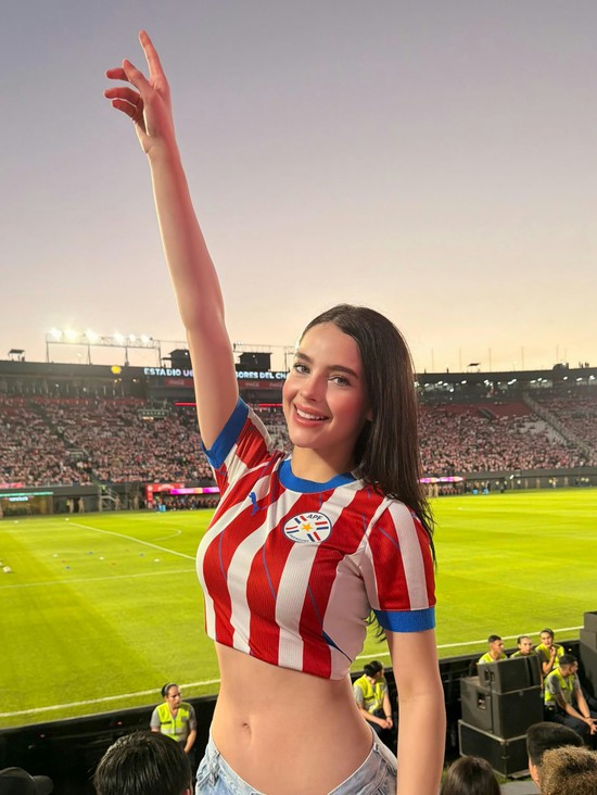 Danh tính cô gái đi xem World Cup 2026 đẹp siêu thực, phải quay clip chứng minh mình là người thật- Ảnh 2.