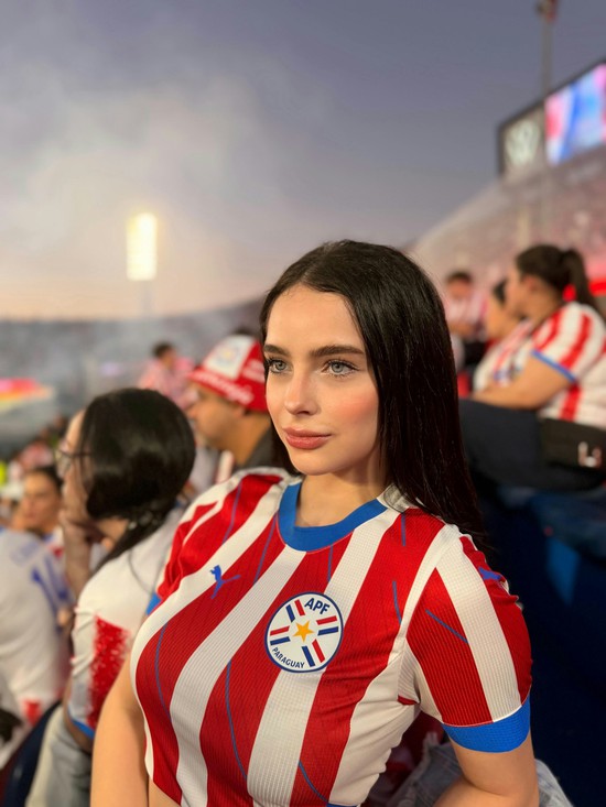 Danh tính cô gái đi xem World Cup 2026 đẹp siêu thực, phải quay clip chứng minh mình là người thật- Ảnh 1.
