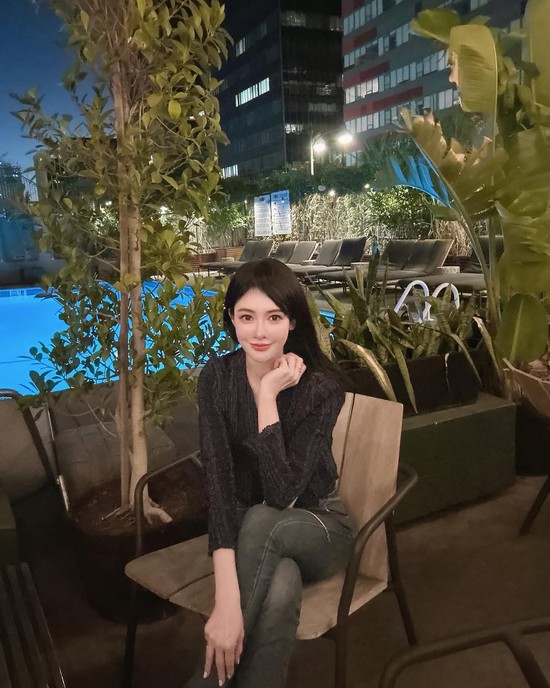 Nữ tiếp viên hàng không nổi tiếng nghỉ việc sống đời “phú bà” sau khi kết hôn: Hé lộ danh tính chồng - Ảnh 11.