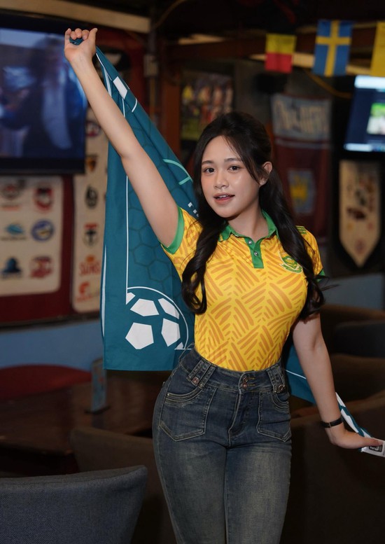 Tuyên bố "cởi áo" ăn mừng nếu đội tuyển thắng trận, hot girl khiến CĐM được một phen hú hồn- Ảnh 2.