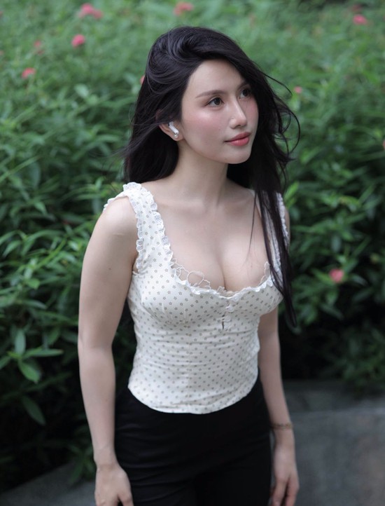 Không diện đồ tập nữa, "bạn thân" Lê Bống dịu keo với gu thời trang khác lạ - Ảnh 6.