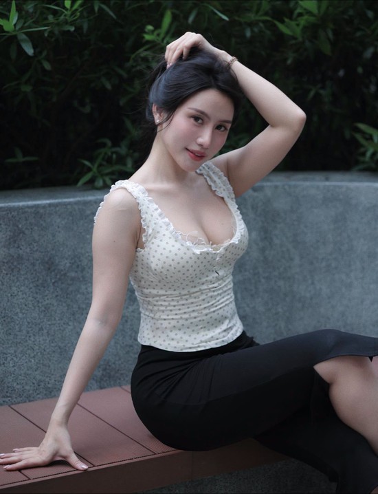 Không diện đồ tập nữa, "bạn thân" Lê Bống dịu keo với gu thời trang khác lạ - Ảnh 4.