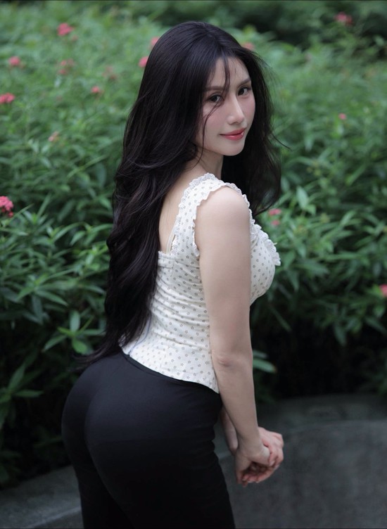 Không diện đồ tập nữa, "bạn thân" Lê Bống dịu keo với gu thời trang khác lạ - Ảnh 2.