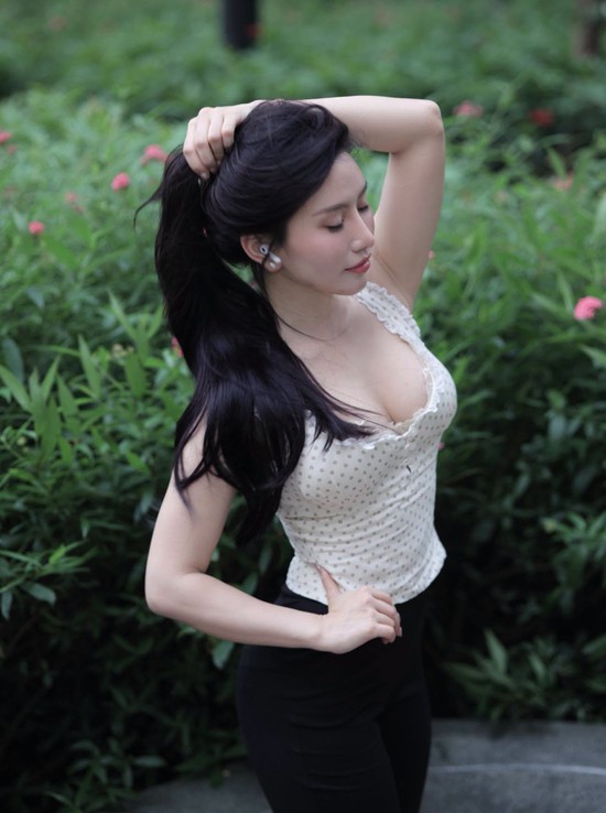 Không diện đồ tập nữa, "bạn thân" Lê Bống dịu keo với gu thời trang khác lạ - Ảnh 5.