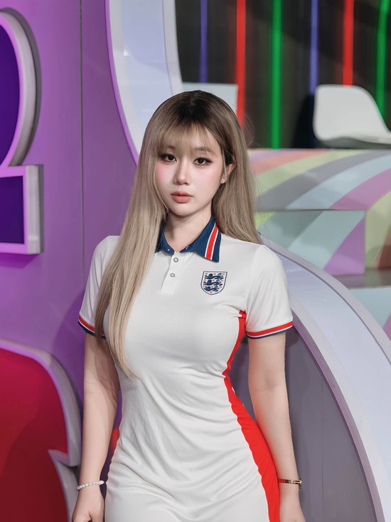 Tuyên bố "tất tay" vào tuyển Anh, hot girl Nóng cùng World Cup khiến CĐM xao xuyến - Ảnh 3.