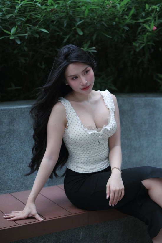 Không diện đồ tập nữa, "bạn thân" Lê Bống dịu keo với gu thời trang khác lạ - Ảnh 8.