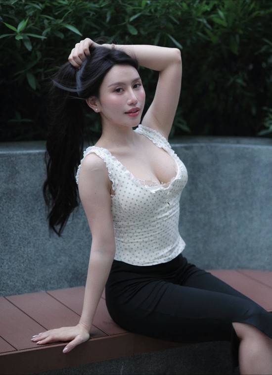 Không diện đồ tập nữa, "bạn thân" Lê Bống dịu keo với gu thời trang khác lạ - Ảnh 7.