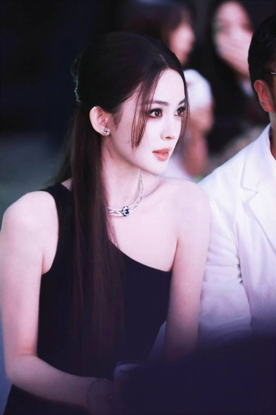 Đệ nhất mỹ nhân cởi khẩu trang nổi bật nhất sân bay, mặc đơn giản vẫn được khen sang- Ảnh 4.