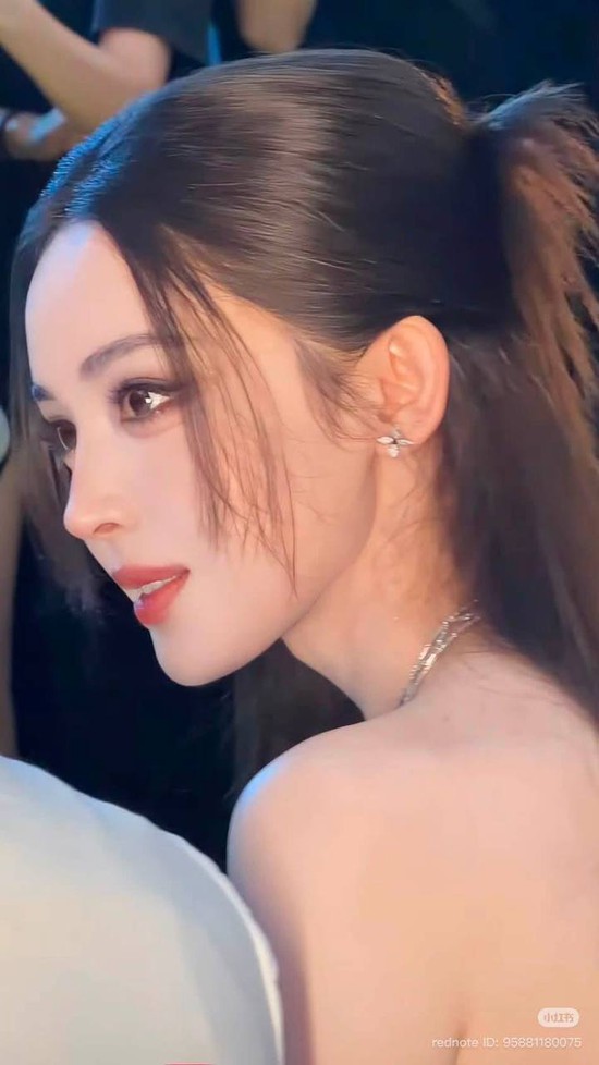 Đệ nhất mỹ nhân cởi khẩu trang nổi bật nhất sân bay, mặc đơn giản vẫn được khen sang- Ảnh 3.