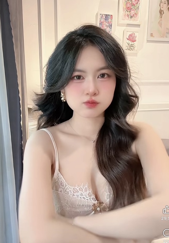 "Mất tập trung" trước biểu cảm nũng nịu hút hồn của cô giáo hotgirl xinh đẹp- Ảnh 8.