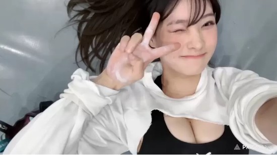 Làm clip leo núi trong nhà, nữ YouTuber gợi cảm bất ngờ nhận nhiều chỉ trích, CĐM khẳng định cố tình "câu view" hơn là vận động- Ảnh 3.