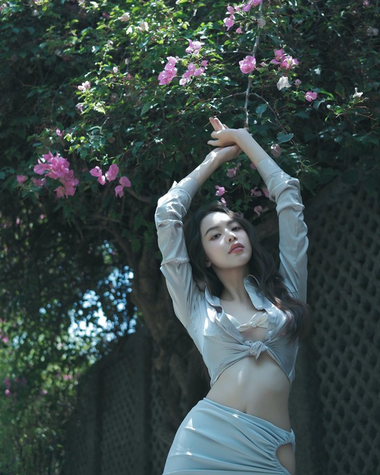 Khoe vóc dáng nóng, hoa hậu Thanh Thủy "đốt mắt" CĐM với bộ ảnh mới- Ảnh 1.