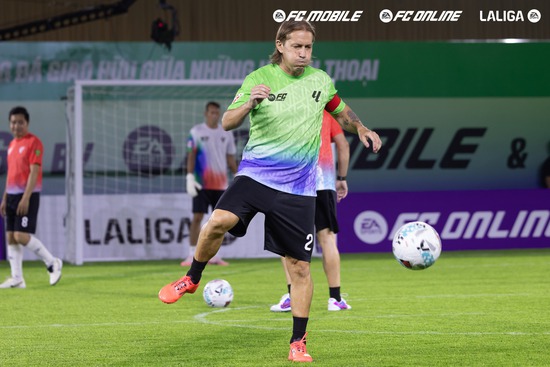 Garena mang đến "bữa tiệc mãn nhãn" cho cộng đồng yêu bóng đá với trận đấu Legend Match- Ảnh 7.