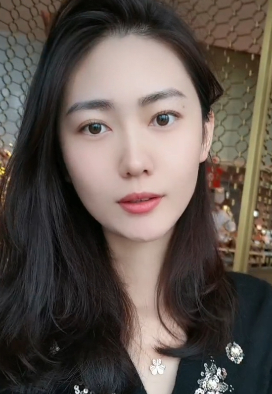 Mỹ nhân họ Tống tung video âm yếu, hôn hít chủ tịch đáng tuổi bố trong thang máy gây bão MXH sáng nay- Ảnh 2.