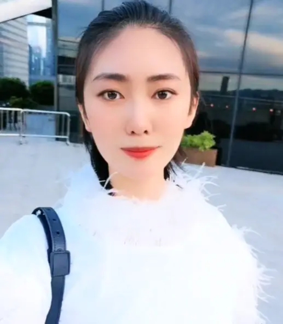 Mỹ nhân họ Tống tung video âm yếu, hôn hít chủ tịch đáng tuổi bố trong thang máy gây bão MXH sáng nay- Ảnh 3.